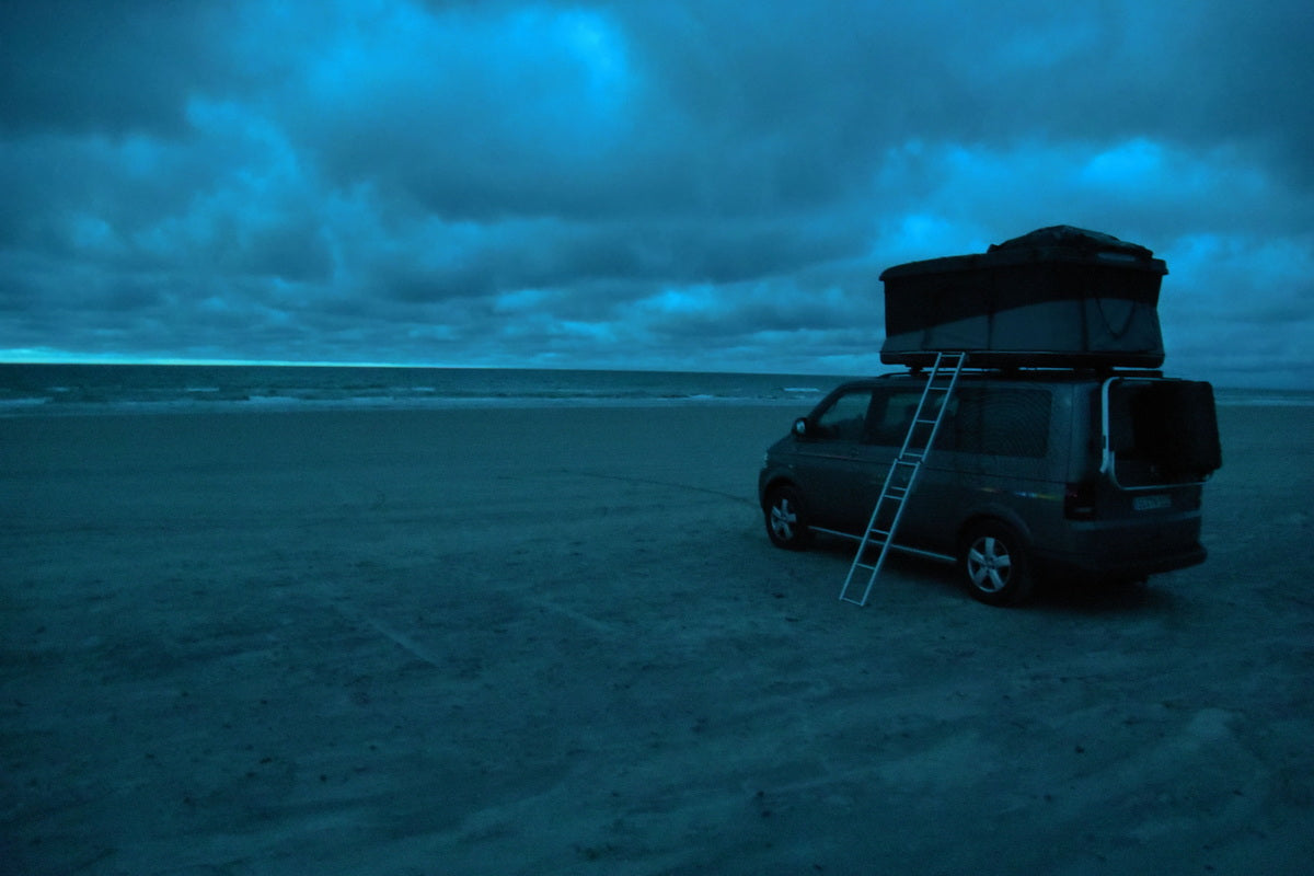 Strand bei Nacht mit Camper